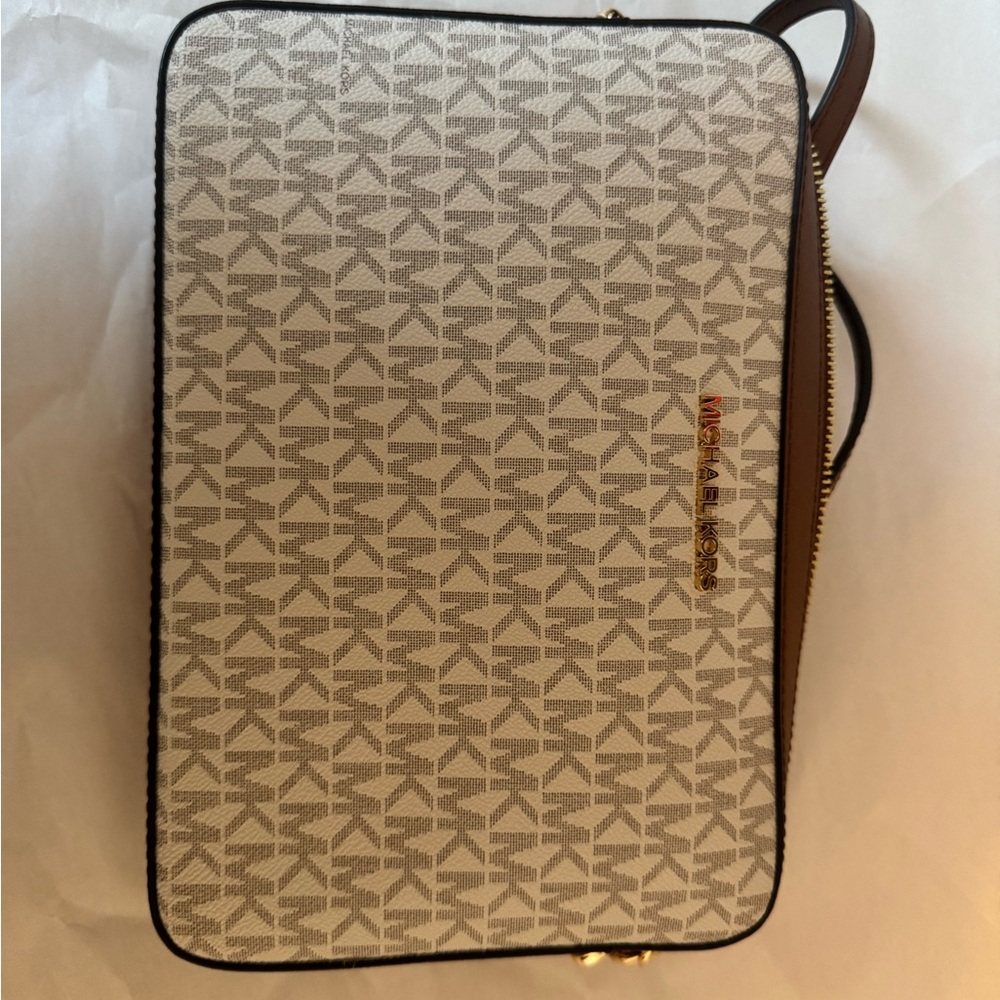 Signature Logo Large Jet Set Crossbody Bag